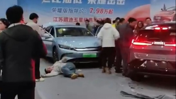 南京展車「突然啟動撞人」致5人受傷(視頻/图)